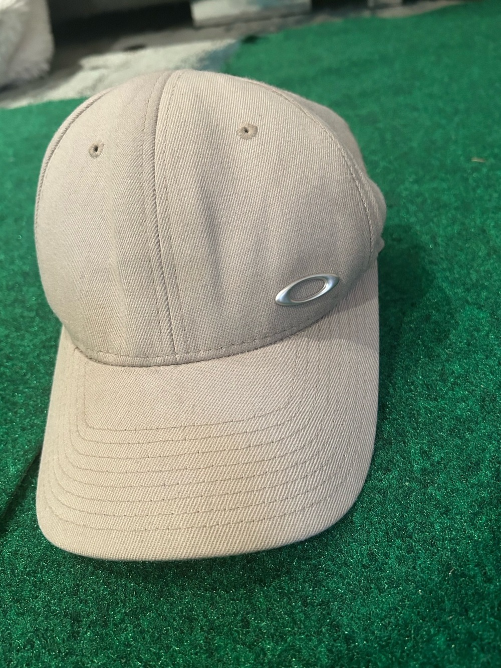 Oakley Software cream baseball cap with metal logo on the front